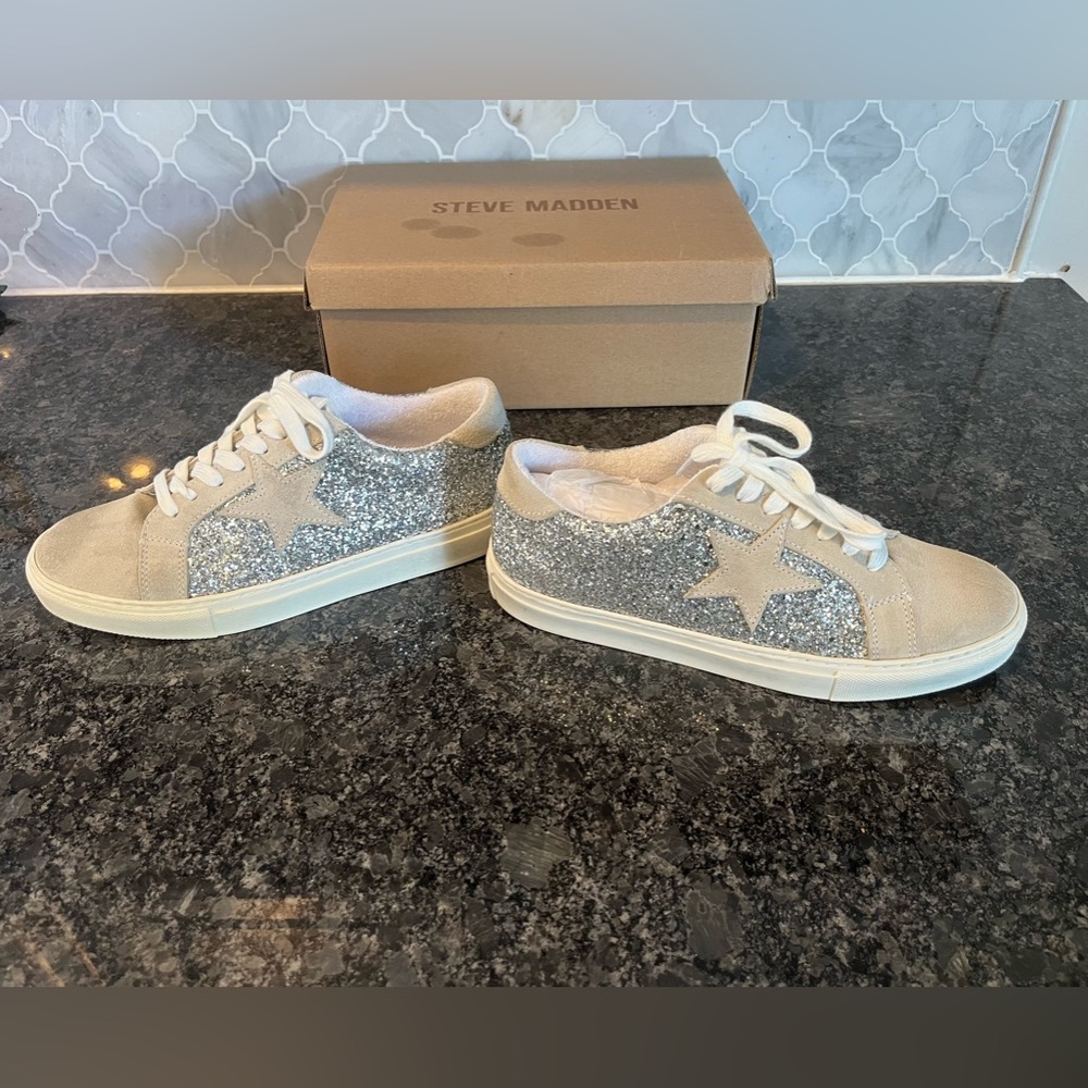 Steve Madden Rubie Silver Glitter Sneakers // size 9.5